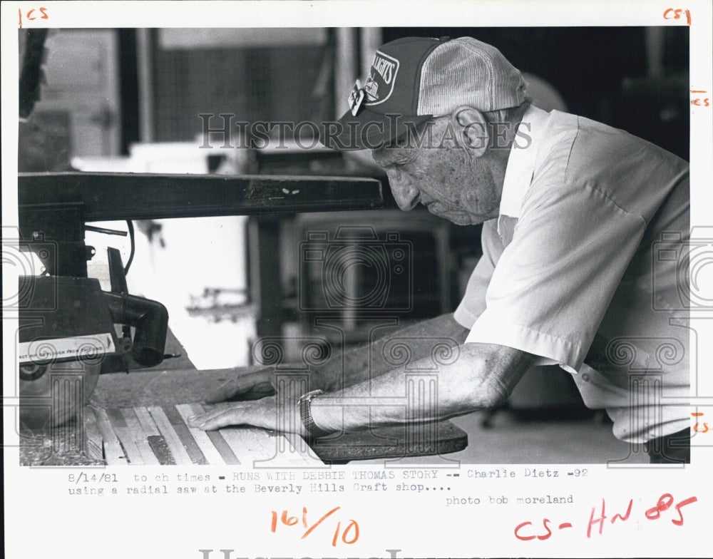 1981 Press Photo Charlie Dietz Beverly Hills Craft Stop Worker - RSJ12331