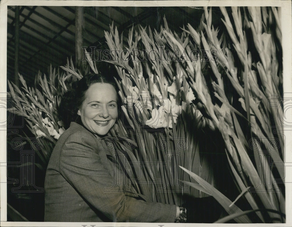 1950 Press Photo Mrs Claude Pepper and a bunch of gladiolas - RSJ13939