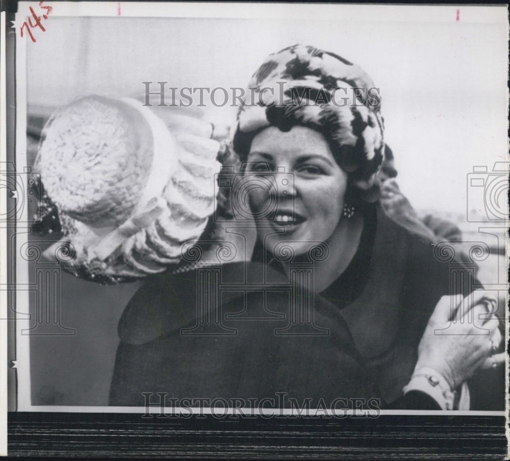 1963 Press Photo Princess Beatrix of Holland & mom Queen Juliana - RSJ14177
