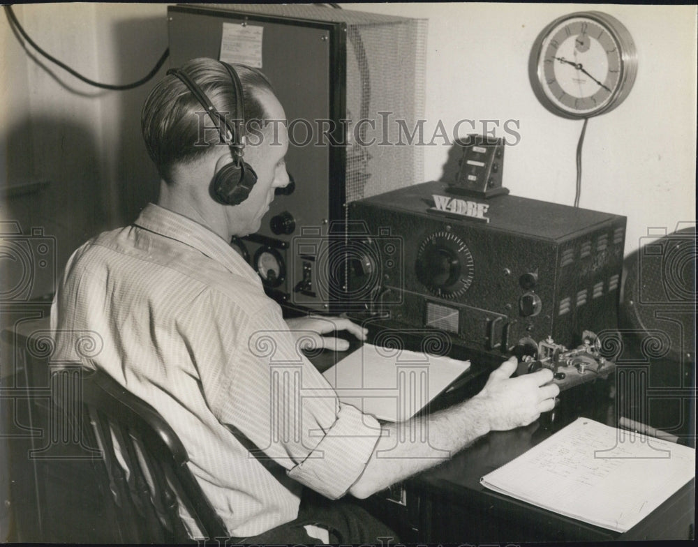 1940 Press Photo A radio operator and his equipment - RSJ14475