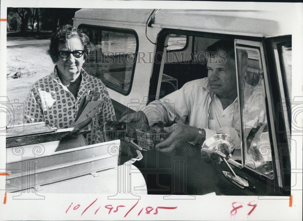 1972 Press Photo Mail Carrier in New Port Richey- Historic Images