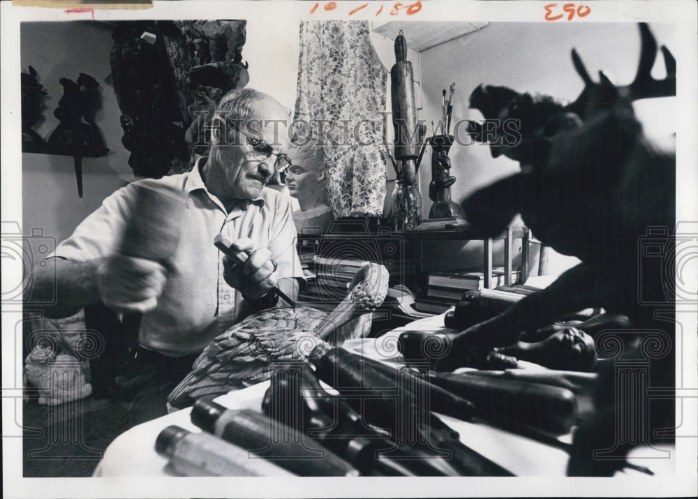 1974 Press Photo Nelson Fox Wood Sculture Duck - RSJ15377