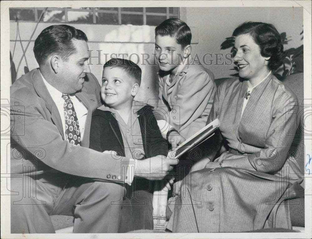 1954 Press Photo The C Azell Princes and their secretary Alva Edison - RSJ15541