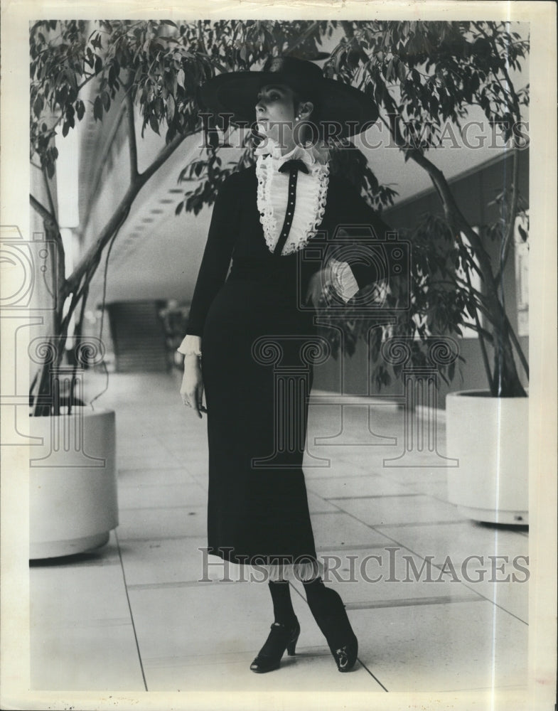1968 Press Photo A Fashion Model showing off fashion from 1968 - RSJ17007