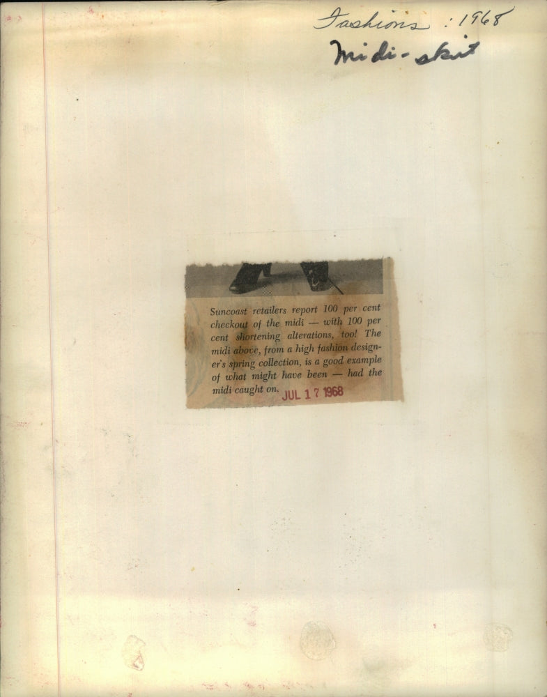 1968 Press Photo A Fashion Model showing off fashion from 1968 - RSJ17007