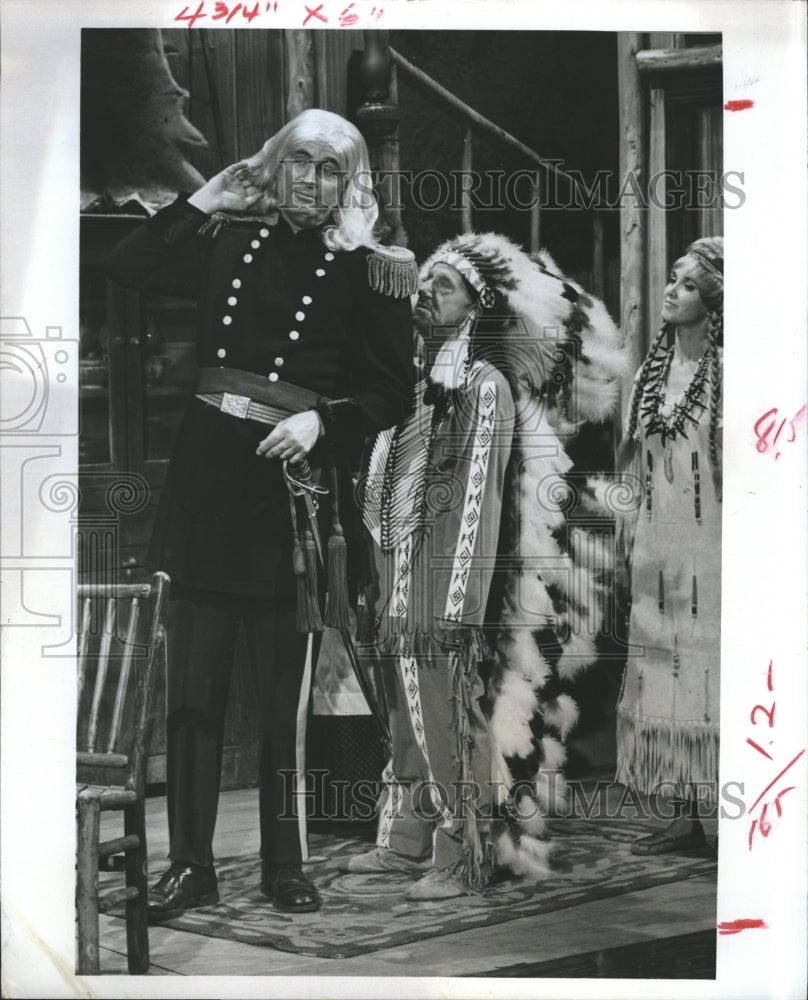 1969 Press Photo Actor Fess Parker on "The Lennon  Sisters Hour"- Historic Images