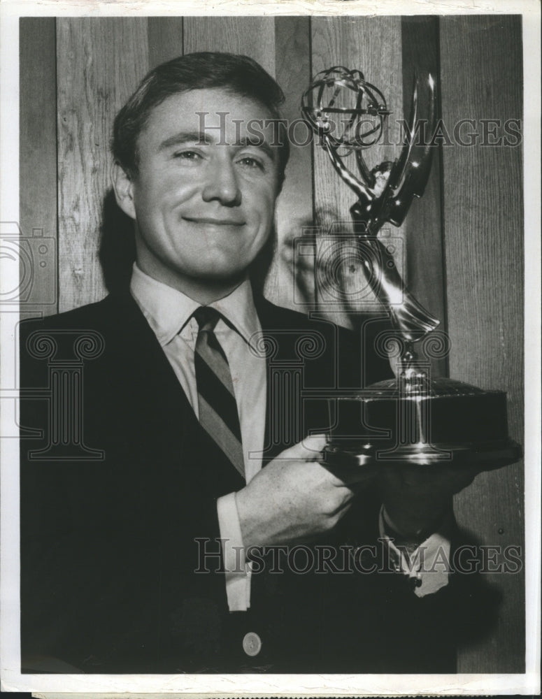 1969 Press Photo Merv Griffin,talk show host with Emmy Award- Historic Images