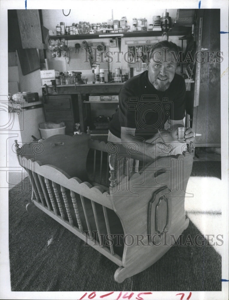 1971 Press Photo Bernie Oram Makes Cradle For His Grandchild- Historic Images