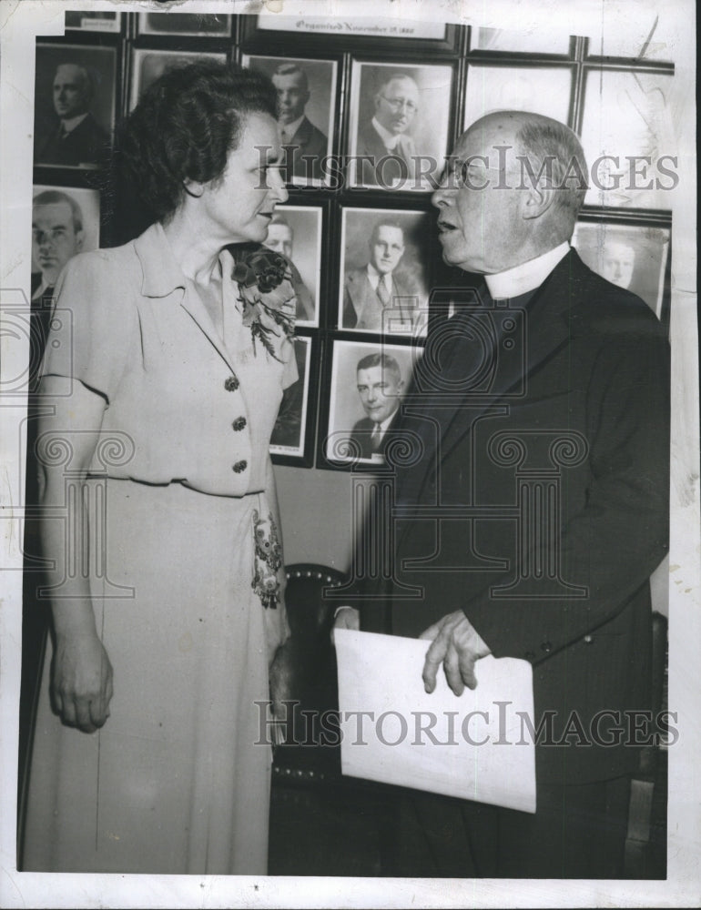 1946 Press Photo Dr Mildred Horton With Rev Michael Ahearn- Historic Images