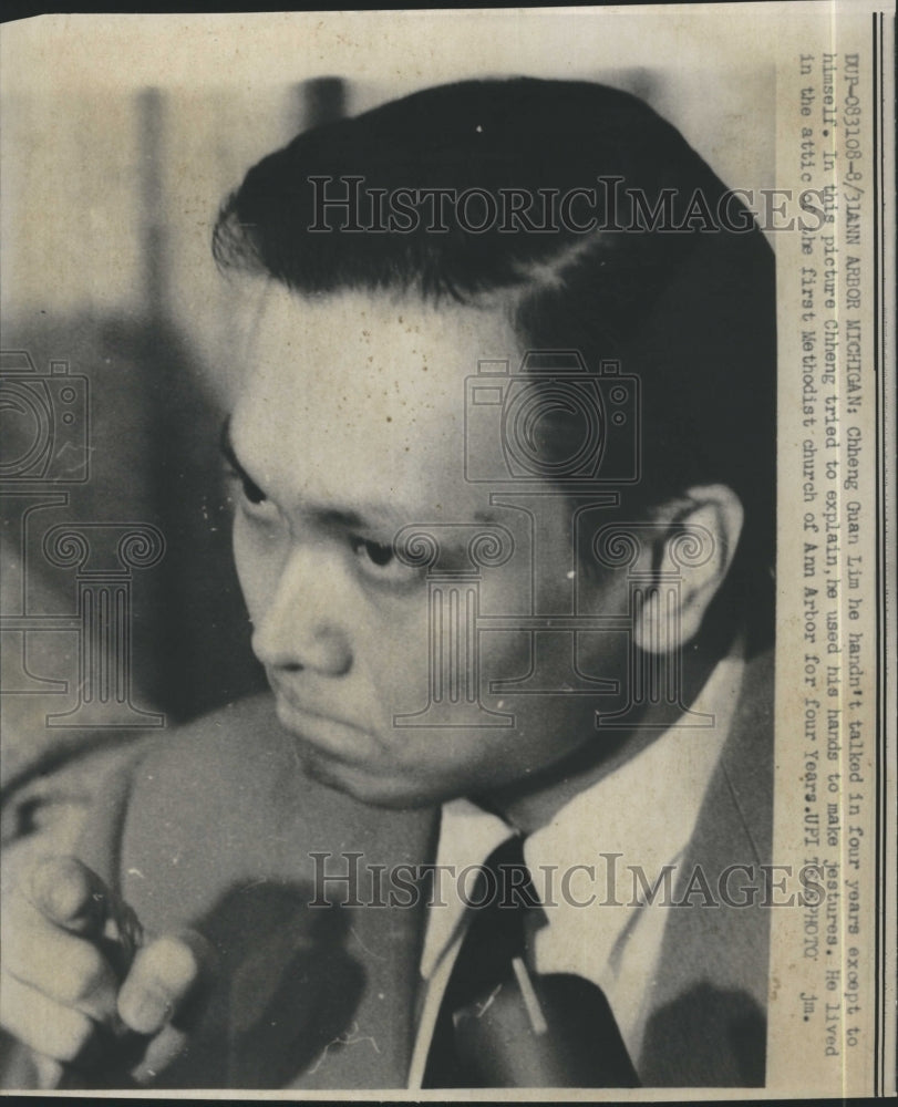 1959 Press Photo Cheng Guan Lim used hands gestures. - Historic Images