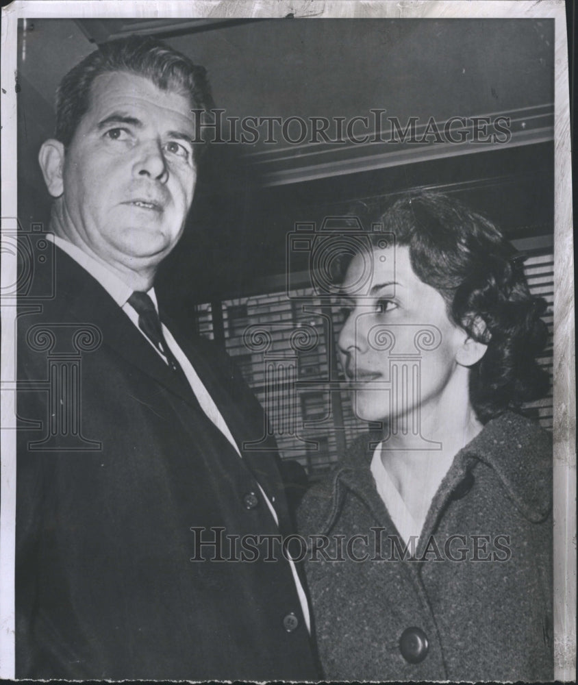 1963 Press Photo John Irwin with wife Lupe outside Los Angeles Federal Court- Historic Images