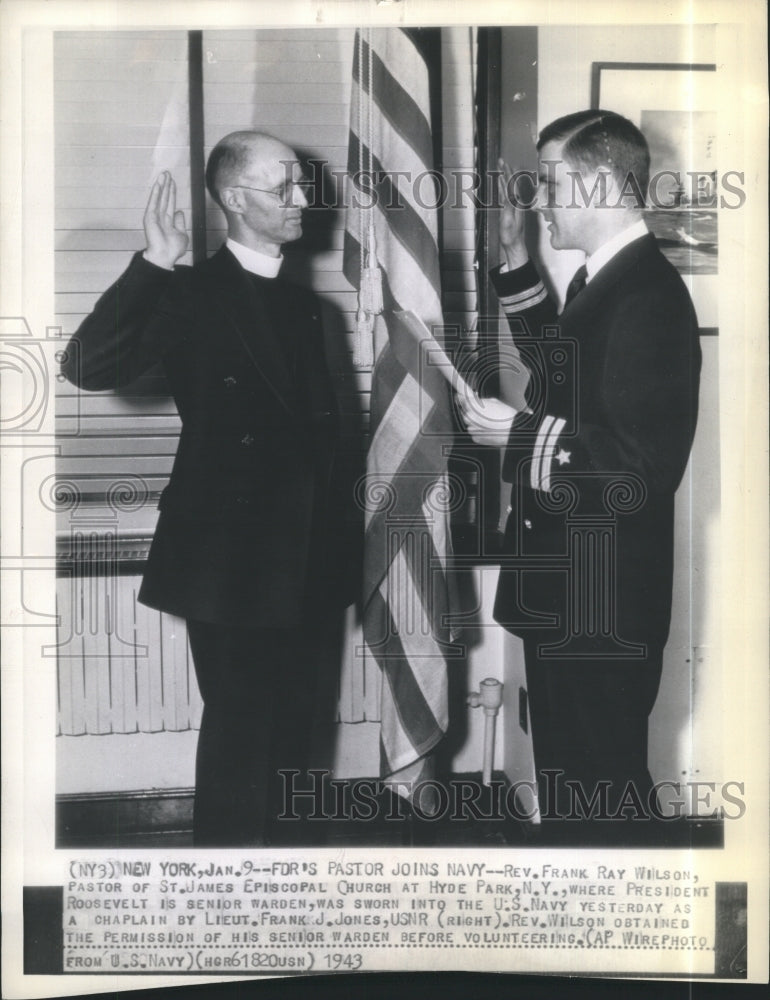 1943 Press Photo Rev. Frank Ray Wilson Being Sworn In U.S. Navy - Historic Images