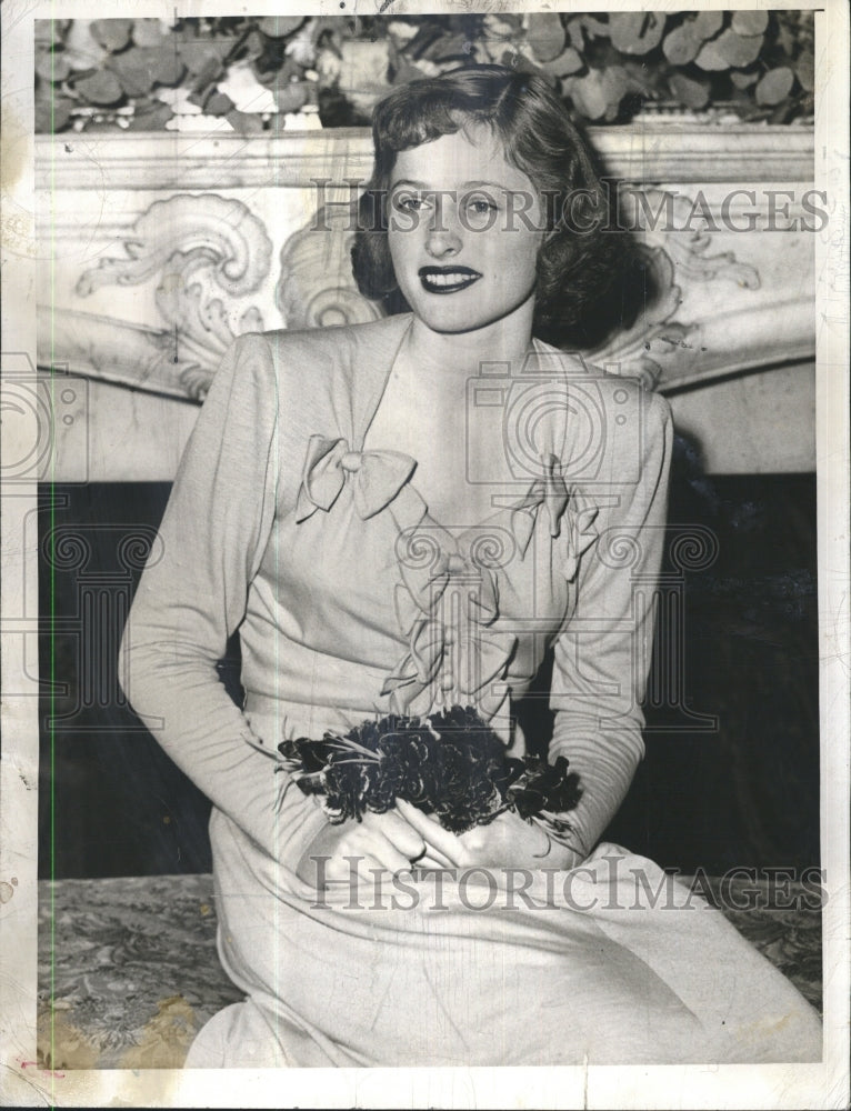 1942 Press Photo Harriet Oliver-Wilson at her coming out ball- Historic Images