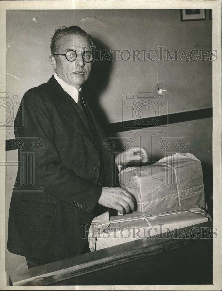 1943 Press Photo Businessman Frank Volpe- Historic Images