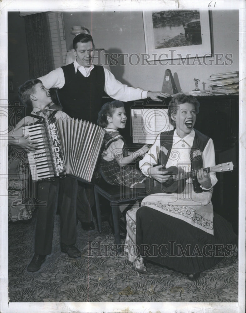 1952 Press Photo Olympic Swimmer Hazel Barr, husband Harold, and their children- Historic Images