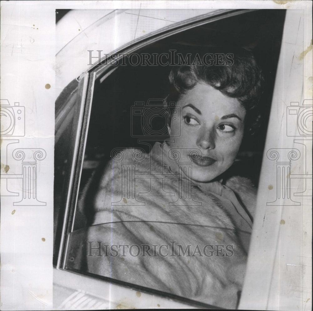 1955 Press Photo Dorothy McGuire in taxicab- Historic Images