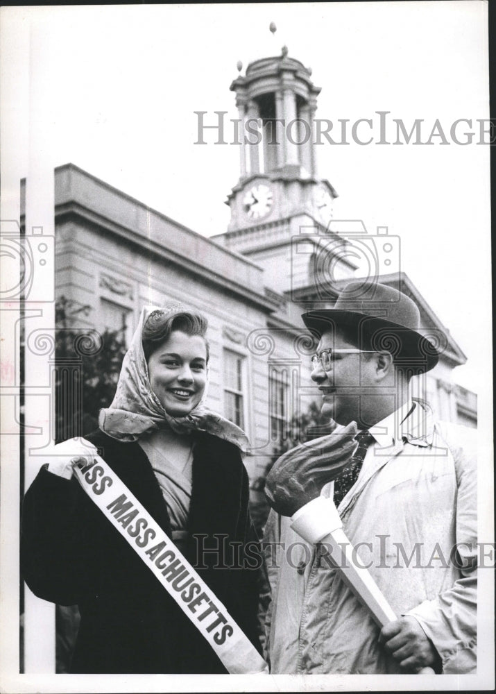 1958 Press Photo Miss Massachusetts Patricia Nordling holding her sash- Historic Images