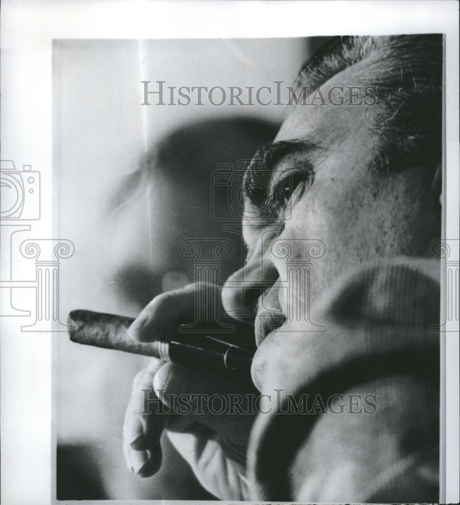 1975 Press Photo Alabama Gov. George Wallace Smokes Cigar In Conference- Historic Images