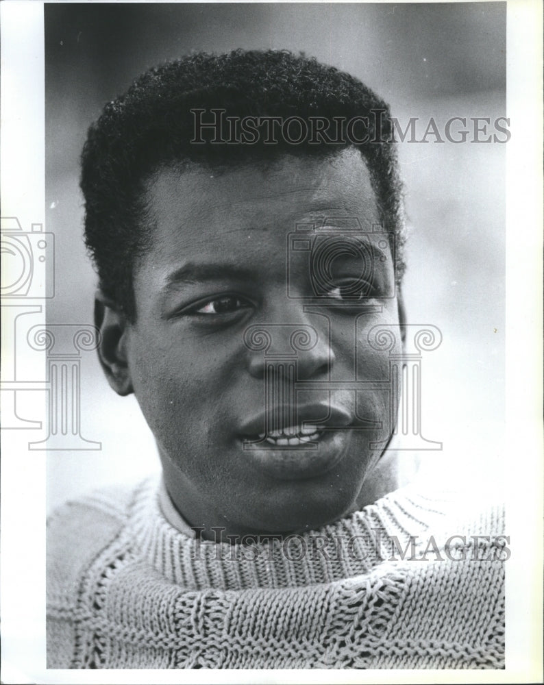 1988 Press Photo LeVar Burton ANd Camel At Museum, Of Fine Arts "Roots" Star