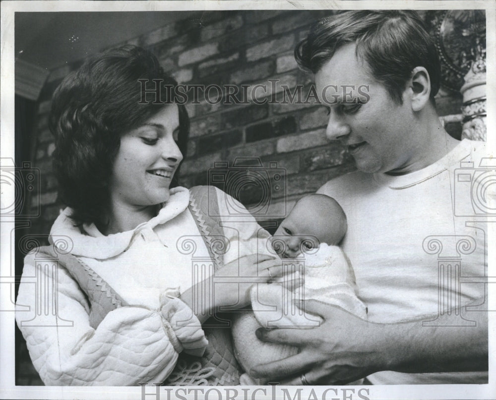 1974 Press Photo Former POW Marine Sergeant Leonard Budd Wife Gail Infant Son- Historic Images