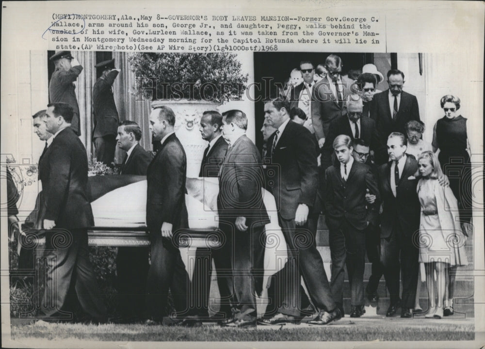 1968 Press Photo George Wallace With Children at Wife&#39;s Funeral- Historic Images