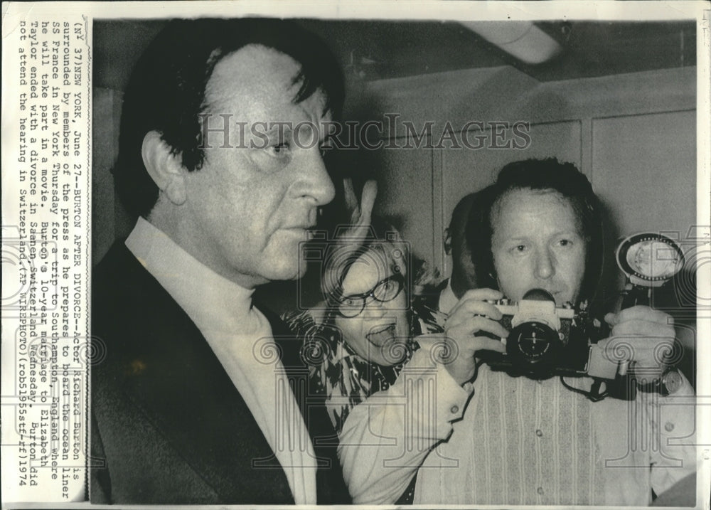 1974 Press Photo Actor Richard Burton surrounded by press,- Historic Images