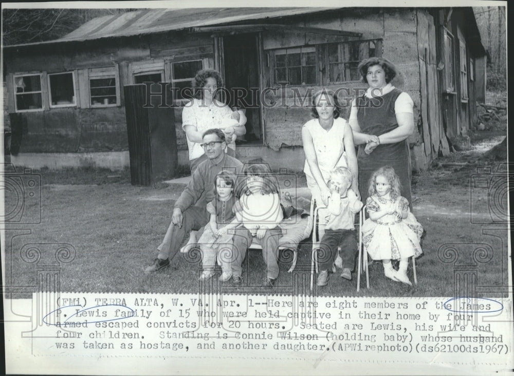 1967 Press Photo eight members of James Lewis Family captive in their home.- Historic Images