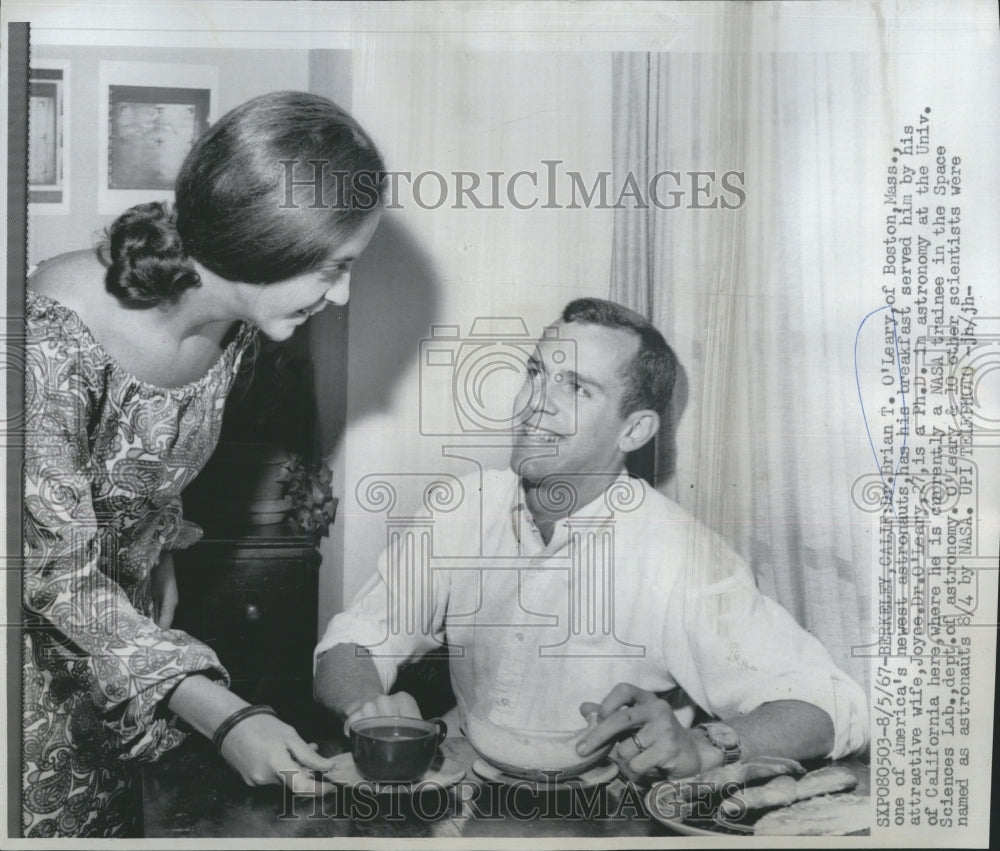 1967 Press Photo Dr Brian T O'Leary.astronaut and wife Joyce- Historic Images