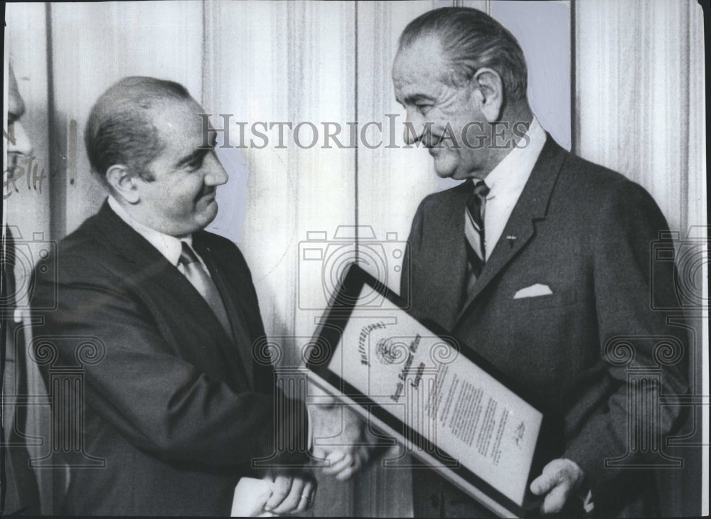 1968 Press Photo President Johnson Accepts Award From John Belizzi - Historic Images