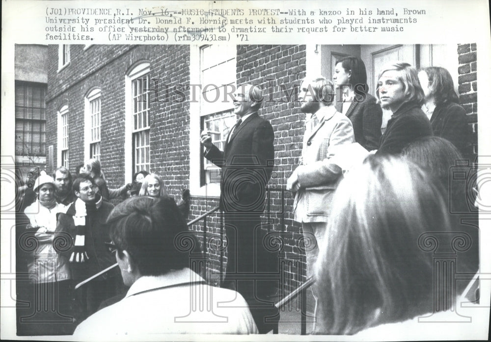 1971 Press Photo Dr. Donald Hornig Meets with Music Students at Brown University- Historic Images