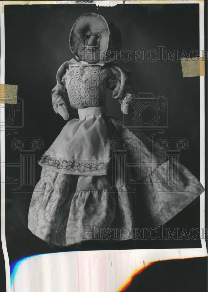 1972 Press Photo Wood carving and dried apple face doll by Mrs.Arthur Vorp.- Historic Images