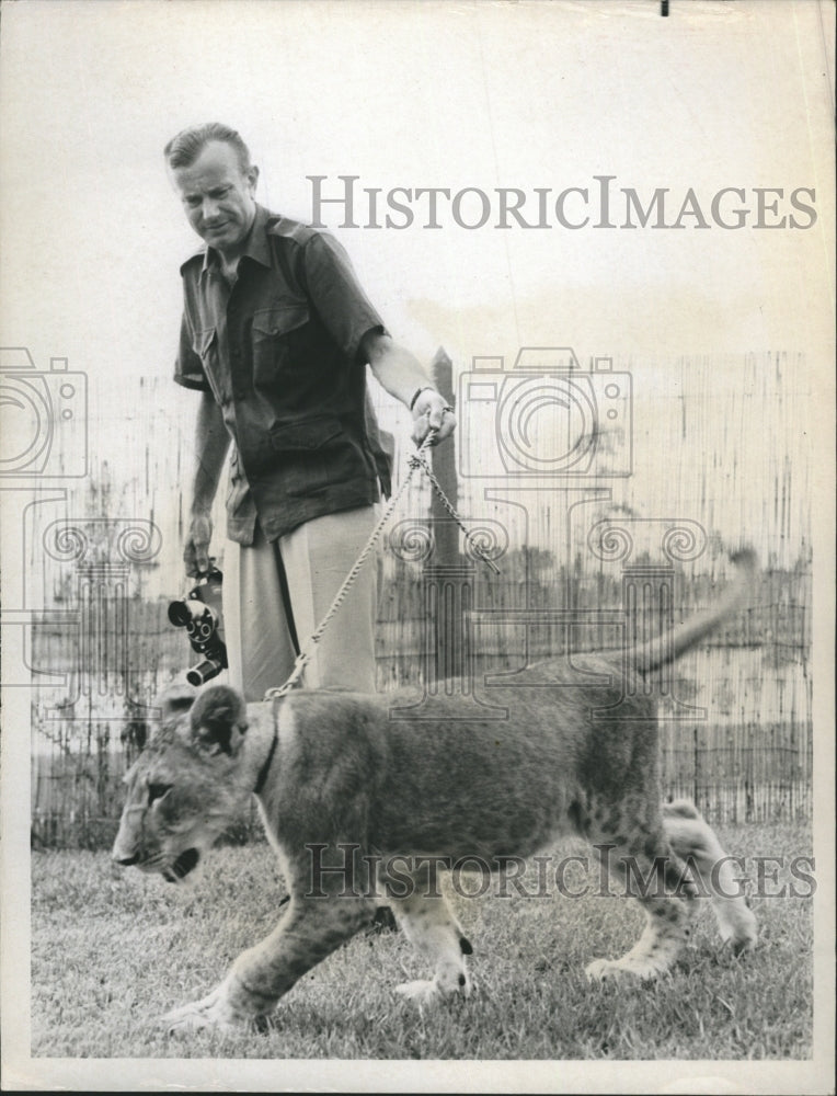 1969 Press Photo TV personality Jack Paar and a lion - Historic Images