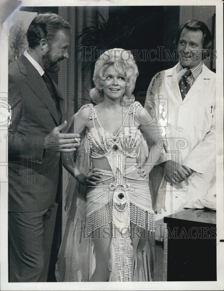 1971 Press Photo Ann Elder on &quot;Rowan &amp; Martin&#39;s Laugh-In&quot;- Historic Images