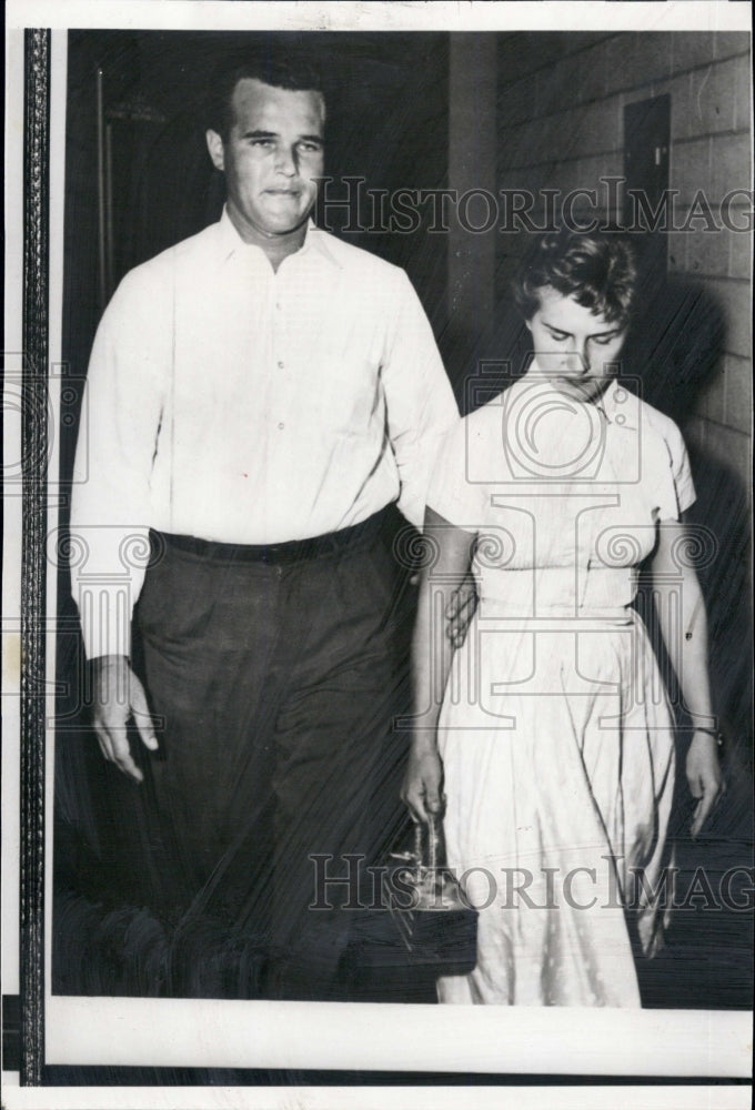 1958 Press Photo Cashier Glenn Hibbs with wife charge for stemming from check. - Historic Images