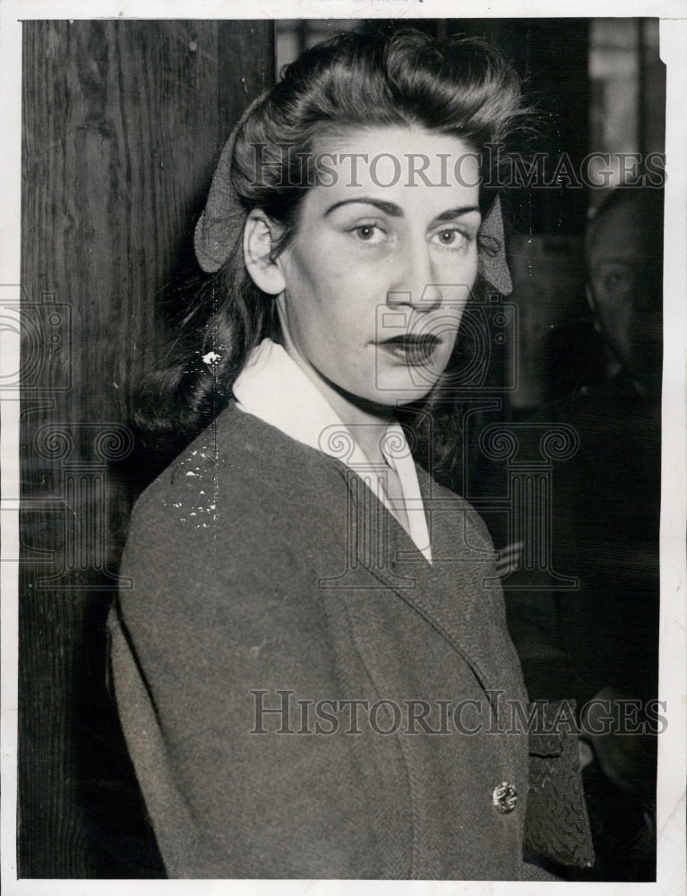 1946 Press Photo Mrs Albert Roy wife of Albert Roy arriving at the station- Historic Images