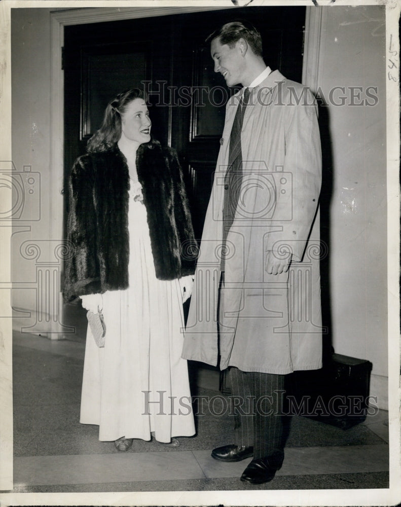 1946 Press Photo Constance Heller &amp; Charles Mallett at the Oprea House - Historic Images