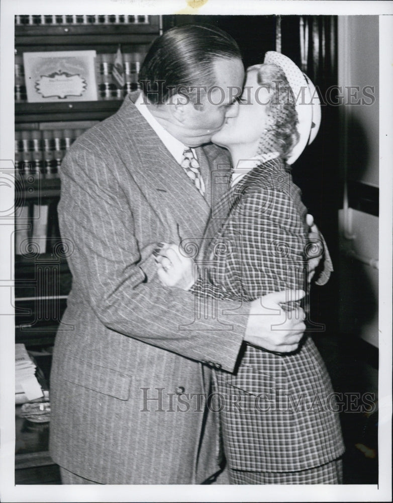 1952 Press Photo George Hearst kisses his bride after their wedding yesterday!- Historic Images