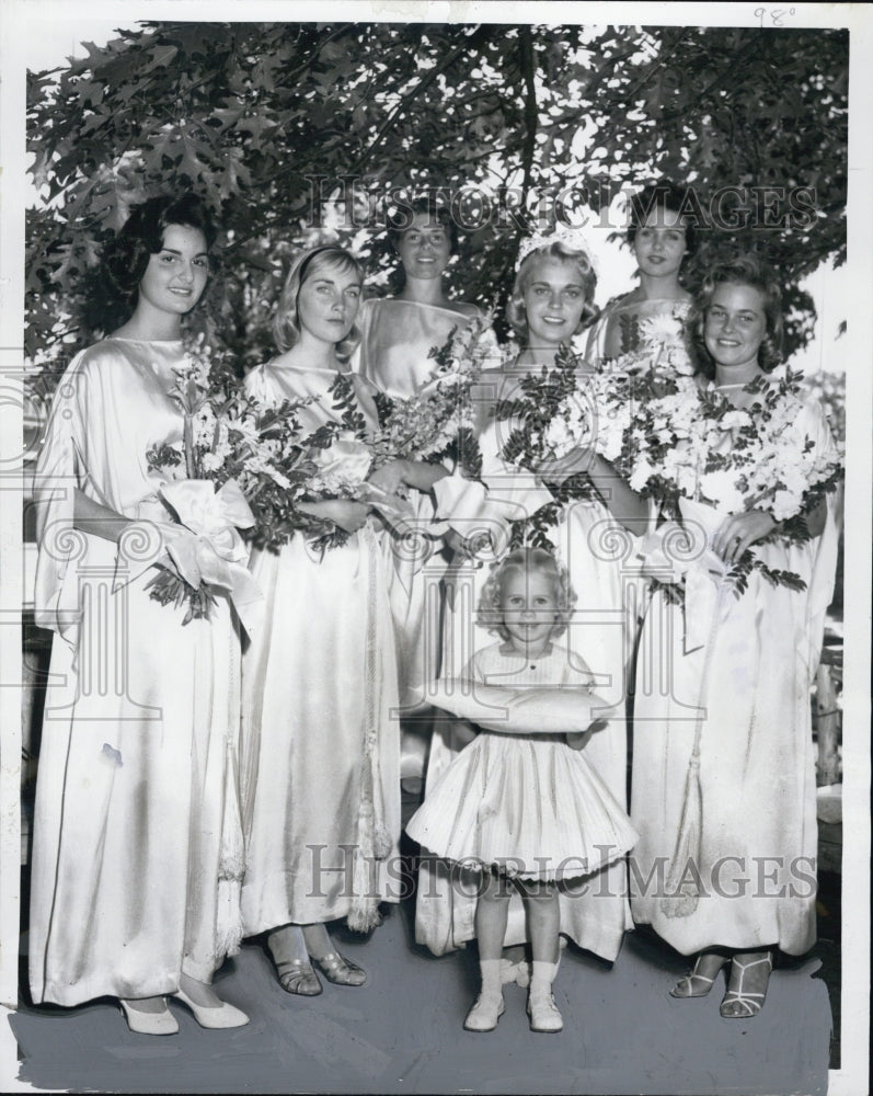 1958 Press Photo Lasell Junior College Commencement Queen.- Historic Images