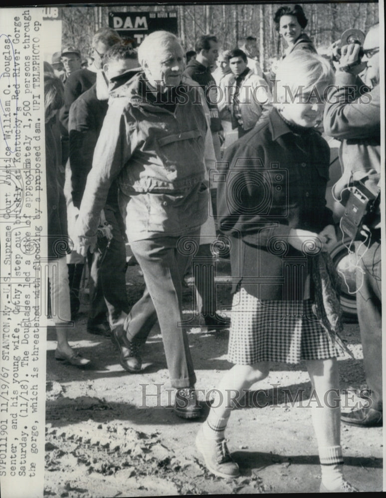 1967 Press Photo U.S Court Justice William O.Douglas with his wife.- Historic Images