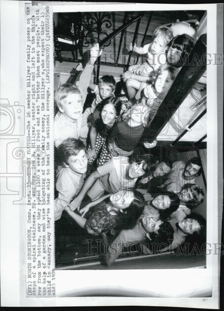 1974 Press Photo 16 member Hillyer family poses on the spiral stair.- Historic Images