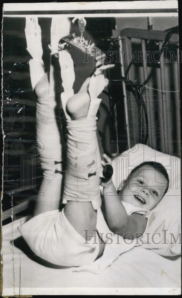 1958 Press Photo Mikey Davis in bottom up position, fractured at left leg.- Historic Images