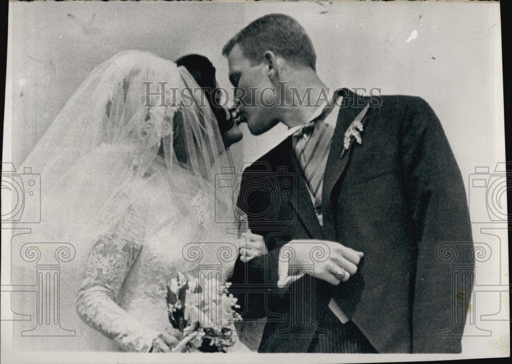 1966 Press Photo Mr. and Mrs. Pat Nugent kiss at the white House after wedding.- Historic Images