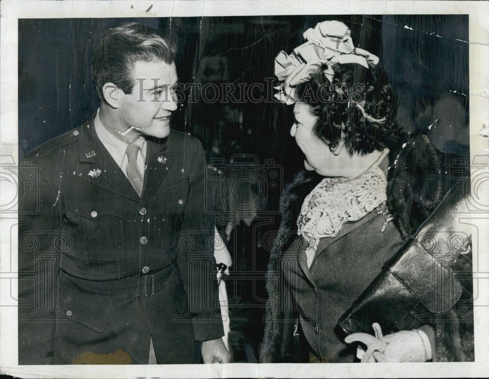 1944 Press Photo Lt Tom Brown used to be Hollywood actor meets Louella Parsons- Historic Images