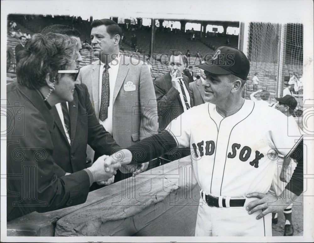 1967 Press Photo Dick Williams meets female fan, Larry Claflin in background- Historic Images