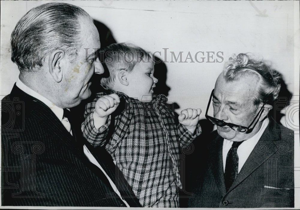 1969 Press Photo Little Lyn Nugent, grandson of President Johnson, Sen. Dirksen- Historic Images