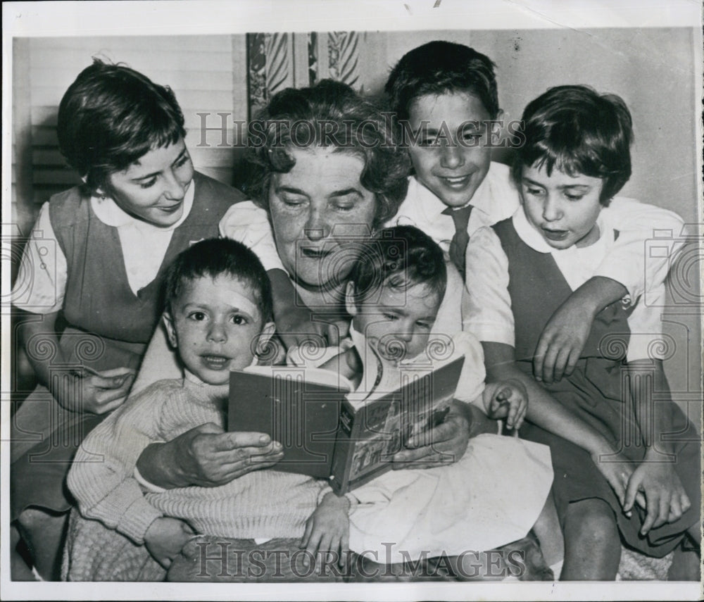 1961 Press Photo Mrs Suzanne  Hogan  reads to her grandchildren- Historic Images