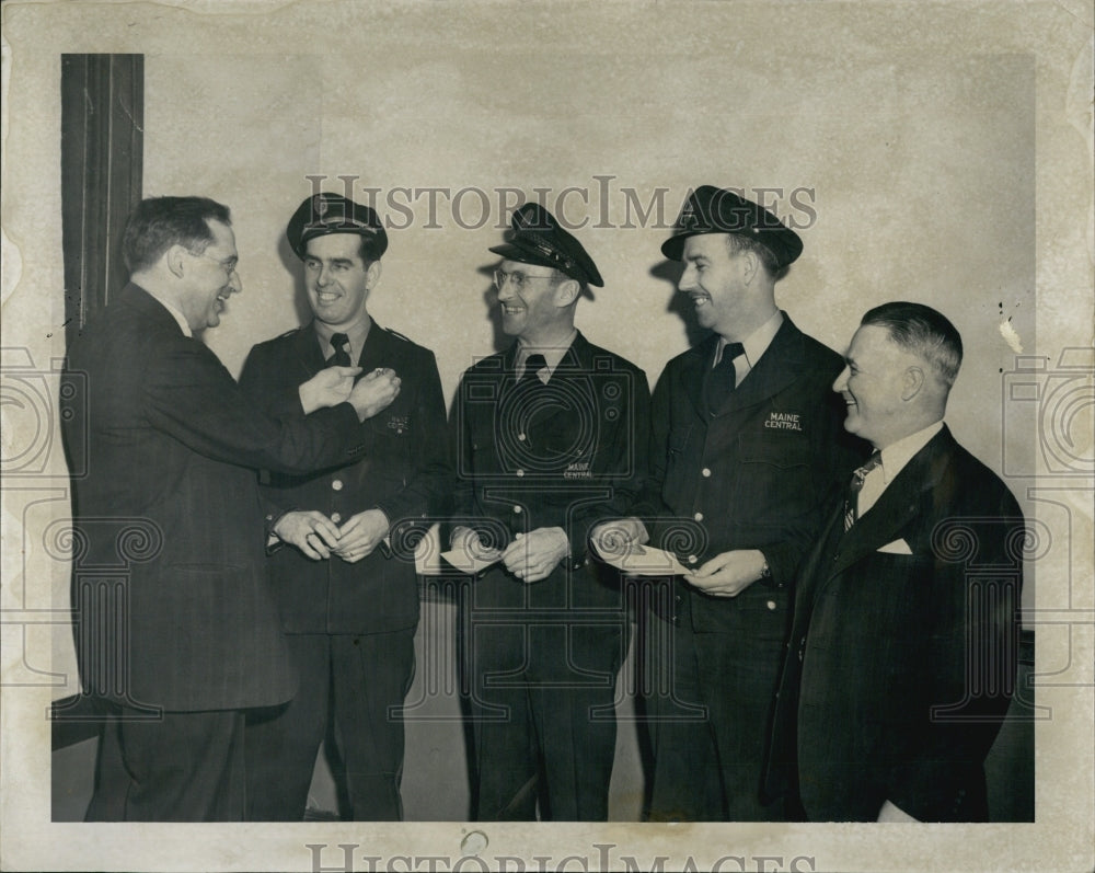 1948 Press Photo Governor Horace Hildreth pinning Safe Driver emblems - Historic Images