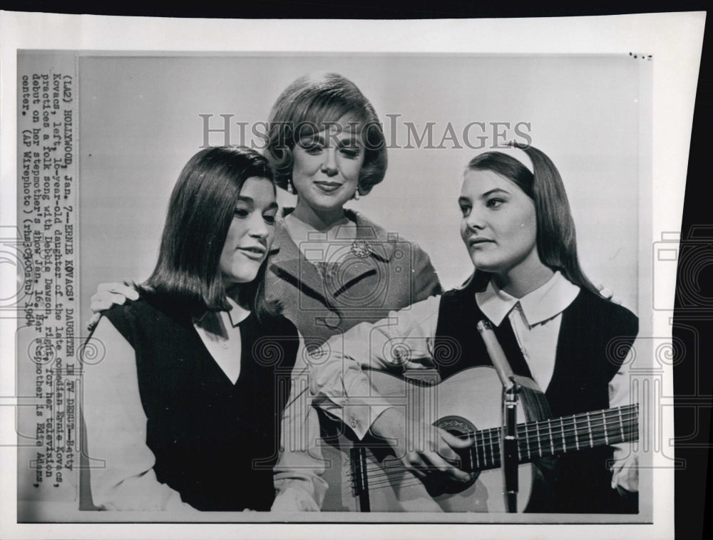 1964 Press Photo BettyKovacs(L) parctices folk song w/Debbie Dawson(R)- Historic Images