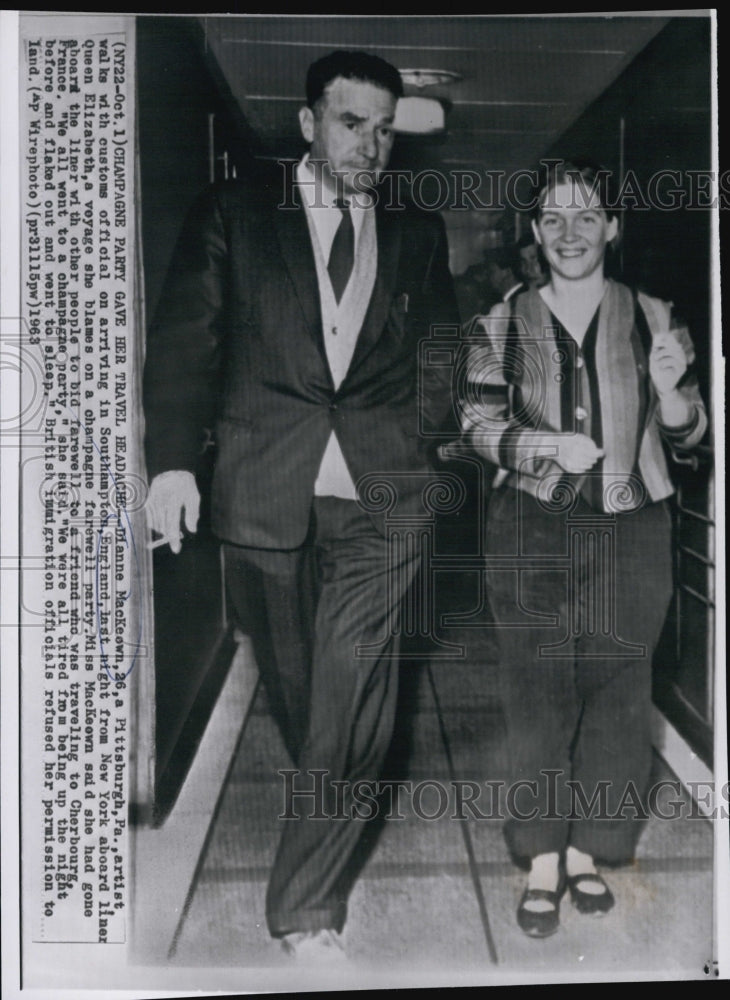 1963 Press Photo Artist Diane MacKeown Arrives In Southampton England - Historic Images