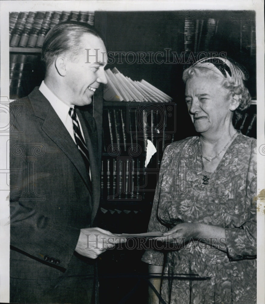 1953 Press Photo Mrs. Della May McKeon &amp; Attorney Given A Check Of Inheritance- Historic Images